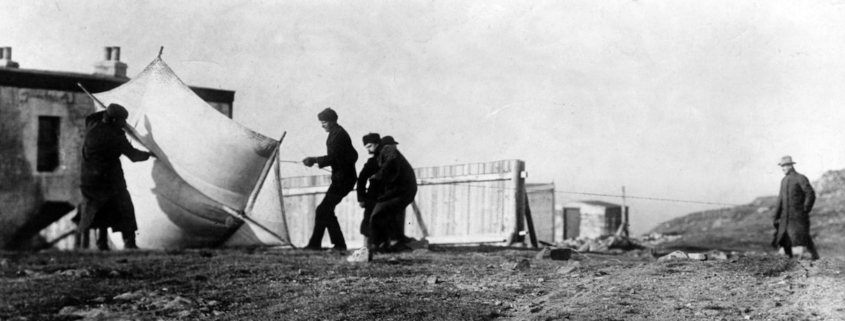 12/12/1901 Primera transmisión trasatlántica de Marconi. Signal Hill (Terranova, Canadá) desde Poldhu, Cornualles (Inglaterra) en telegrafía.